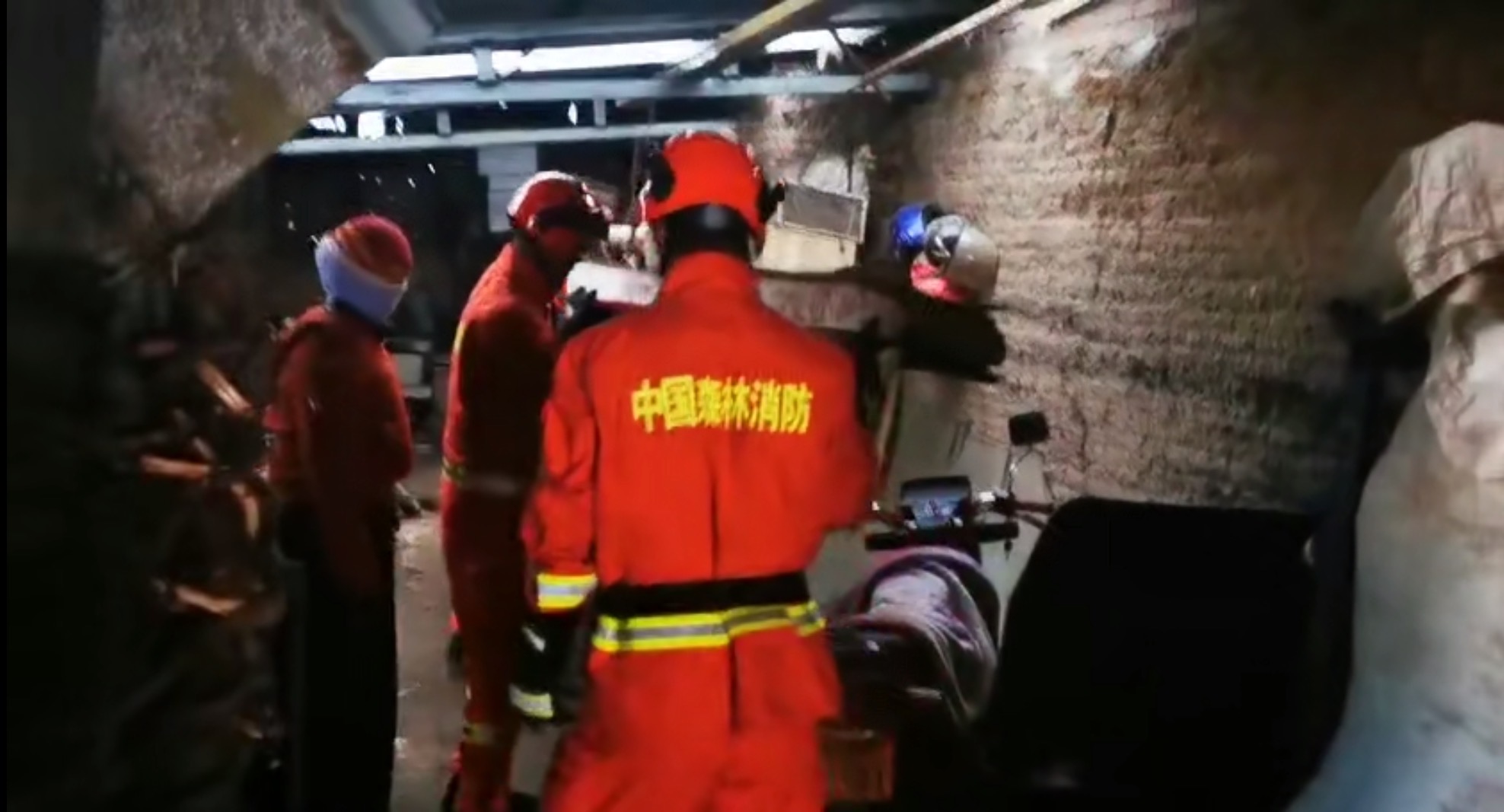 森林消防人员已进入群众家中，清理掉落物。  受访者供图